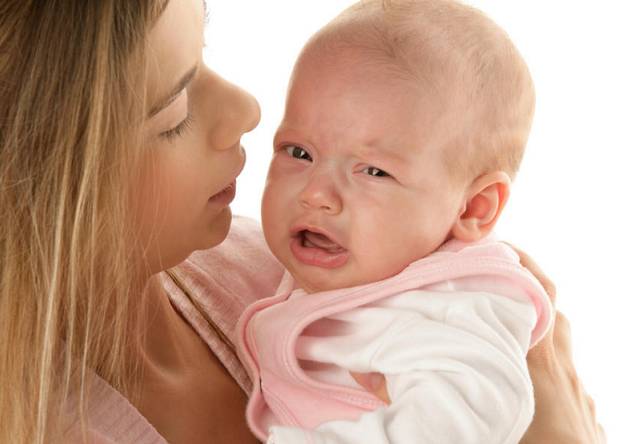 Ребенок плачет на руках у мамы