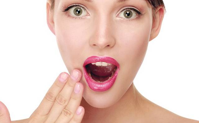 Девушка приоткрыла рот
