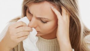 Насморк у девушки