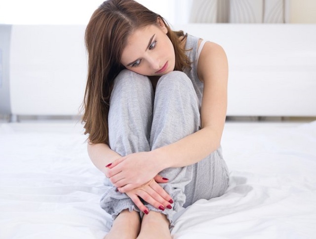 Девушка сидит в кровати