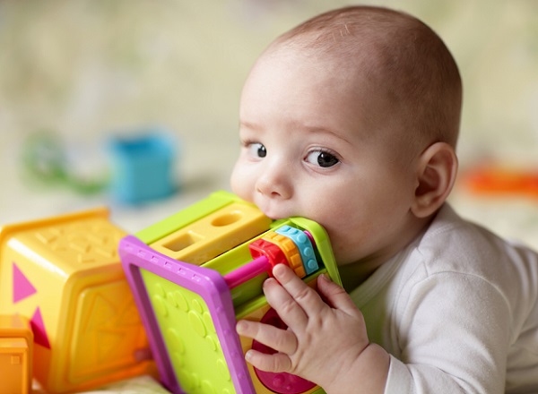 Игрушка во рту у ребенка