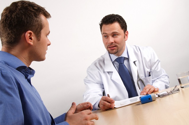 Врач дает рекомендации мужчине