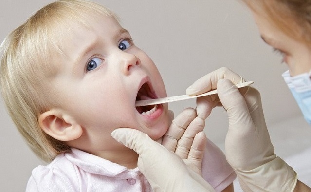 Осмотр ребенка у ЛОРа