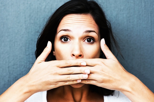 Девушка прикрыла рот руками